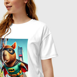 Футболка оверсайз женская Бэткапи летит над улицей Нью-Йорка, цвет: белый — фото 2