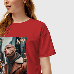 Футболка оверсайз женская Чувак питбуль смотрящий Нью-Йорка - нейроарт, цвет: красный — фото 2