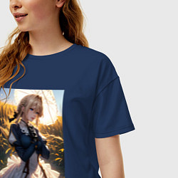 Футболка оверсайз женская Вайолет Эвергарден на поле пшеницы, цвет: тёмно-синий — фото 2