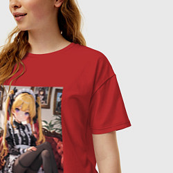 Футболка оверсайз женская Лоли-горничная сидит на диване, цвет: красный — фото 2
