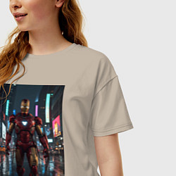 Футболка оверсайз женская Железный человек посреди ночного города, цвет: миндальный — фото 2