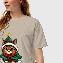 Футболка оверсайз женская Котёнок в наряде новогодней ёлки, цвет: миндальный — фото 2