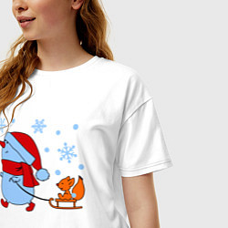 Футболка оверсайз женская Снеговик с санками, цвет: белый — фото 2