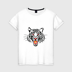 Футболка хлопковая женская Агрессивный тигр с монетой Шиба ину в пасти, цвет: белый