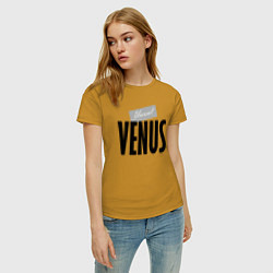 Футболка хлопковая женская Нереальная Венера, цвет: горчичный — фото 2