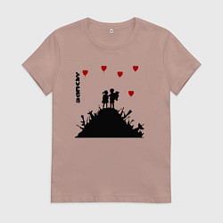 Футболка хлопковая женская Banksy Бэнкси мальчик и девочка на горе оружия, цвет: пыльно-розовый