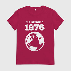 Футболка хлопковая женская На Земле с 1976 с краской на темном, цвет: маджента