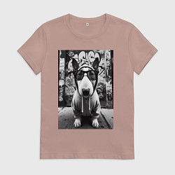 Футболка хлопковая женская Булли у стены с граффити, цвет: пыльно-розовый
