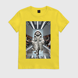Футболка хлопковая женская Кошка модель на подиуме в белом плаще дефиле живот, цвет: желтый