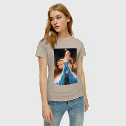 Футболка хлопковая женская Девушка в вечернем платье играет на скрипке, цвет: миндальный — фото 2