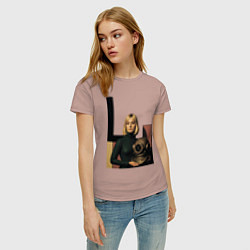 Футболка хлопковая женская Девушки и старый водолазный шлем ретрофутуризм поп, цвет: пыльно-розовый — фото 2