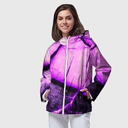 Ветровка с капюшоном женская Трещины на абстрактном фиолетовом фоне, цвет: 3D-белый — фото 2